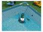 Pompe submersible Parkside vidant l'eau d'une piscine de jardin.