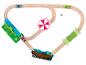 Houten treinset met auto's, rails en accessoires, inclusief een windmolen en een brug.