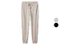Beige damesjoggingbroek met trekkoord in de taille, ook verkrijgbaar in zwart.