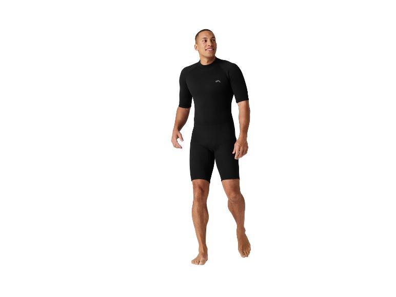 Man in een zwart Rip Curl shorty wetsuit.