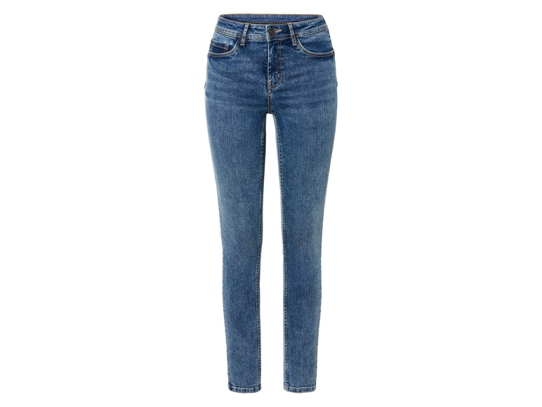 Un jean bleu skinny.