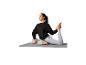 Vrouw in zwarte sweater en lichtgrijze legging op yogamat