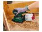 Ponceuse à main avec bac à poussière sur une surface en bois.