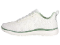 Witte gebreide Skechers sneakers.