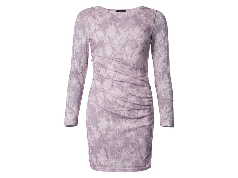 Une robe rose à manches longues avec un motif serpent.