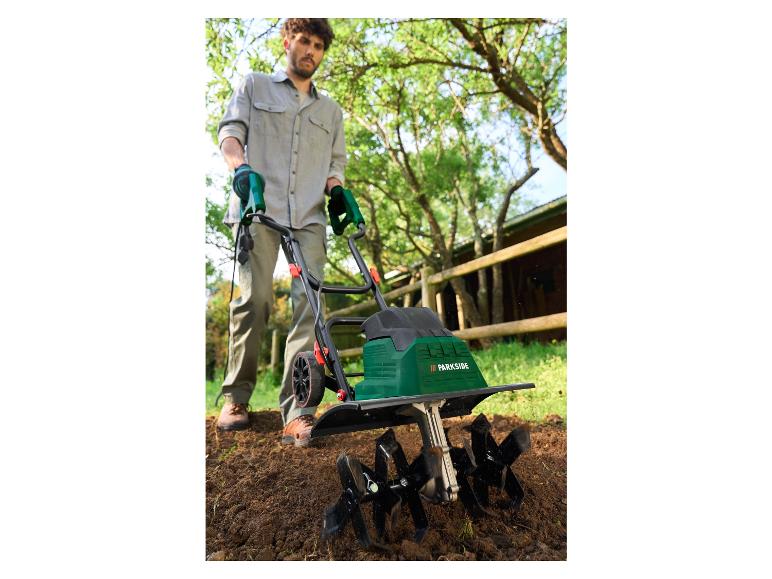 Un homme utilisant un cultivateur Parkside dans le jardin.