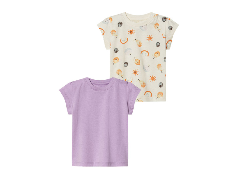 Twee t-shirts, één met een vrolijke print van zonnen, regenbogen en peren en één effen lila.