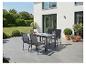 Ensemble de salle à manger d'extérieur avec table et quatre chaises sur une terrasse.