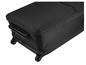 Une valise noire à roulettes.