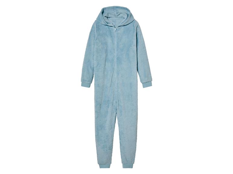 Een lichtblauwe onesie met capuchon.
