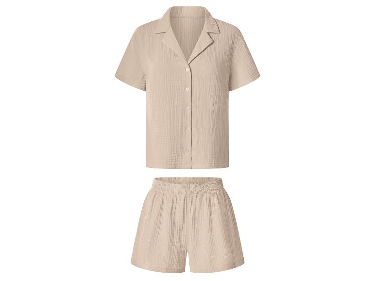 Beige overhemd met korte mouwen en bijpassende shorts, gemaakt van kreukelstof.
