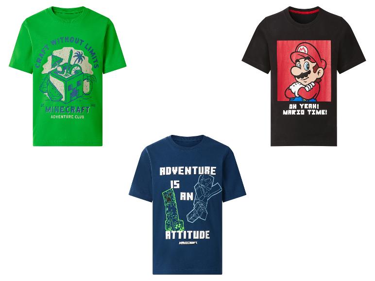 Trois t-shirts pour enfants : vert avec « Craft Without Limits », noir avec « Mario Time ! » et bleu avec « Adventure is an Attitude ».