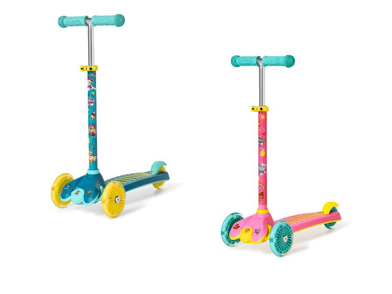 Kindersteppen met drie wielen, één blauw met puppy's en één roze met fruit.