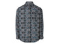 Une chemise grise à manches longues avec un motif géométrique.