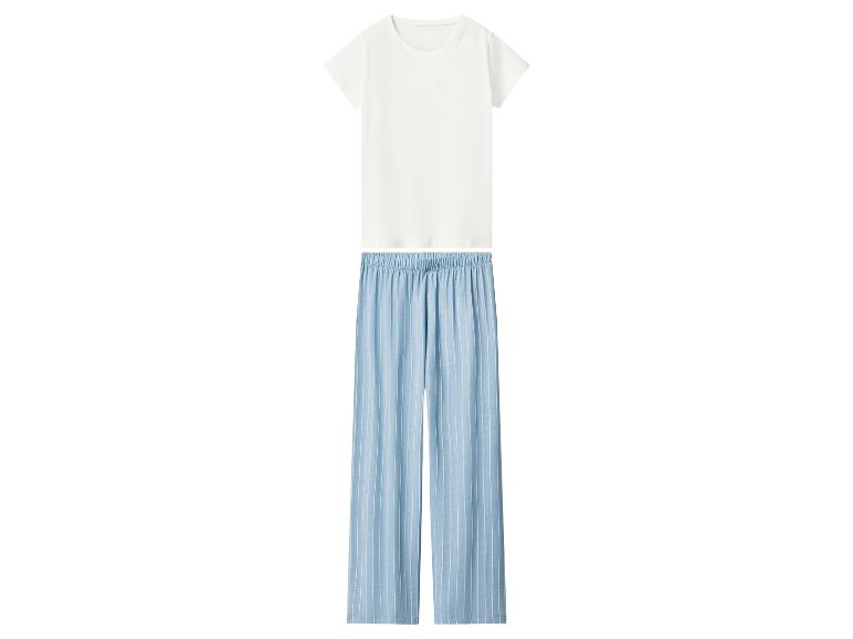 Pyjama deux pièces avec un t-shirt blanc et un pantalon long bleu à rayures blanches.