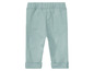 Lichtblauwe babybroek met gevouwen pijpen.