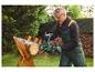 Un homme utilise une tronçonneuse Parkside pour couper du bois.