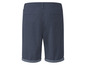 Blauwe korte broek met stippenpatroon.