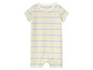 Een gestreept babypakje in geel en blauw.