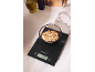 Balance de cuisine avec un bol de flocons d'amandes sur une table blanche.