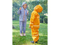 Twee kinderen dragen regenkleding in de regen.