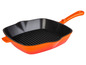 Une poêle à griller en fonte orange avec une finition émaillée.