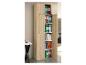 Hoge houten kast met kleurrijke mappen en boeken, naast een wit bureau.