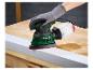 Een hand in handschoen gebruikt een Parkside excentrische schuurmachine om een houten oppervlak te schuren.