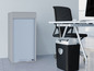 Un armoire grise avec un volet roulant, un destructeur de papier noir et un fauteuil de bureau.