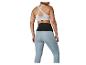 Femme en brassière de sport grise, ceinture de fitness noire et leggings bleus, vue arrière.