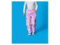 Enfant en pantalon de ski matelassé rose et t-shirt blanc à manches longues.