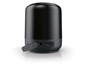 Een zwarte draagbare Bluetooth-luidspreker met aux-aansluiting.