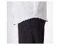 Wit overhemd met lange mouwen en zwarte broek.