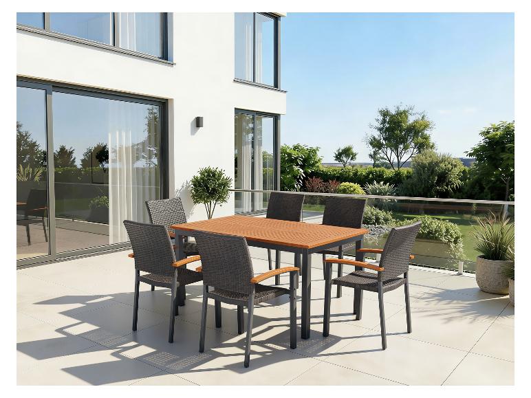 Ensemble de salle à manger de jardin avec six chaises sur la terrasse d'une maison moderne.