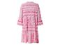 Lange roze jurk met fuchsia geometrisch patroon.