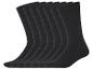 Six paires de chaussettes noires, empilées les unes derrière les autres.