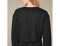 Un sweat-shirt noir court à manches longues.