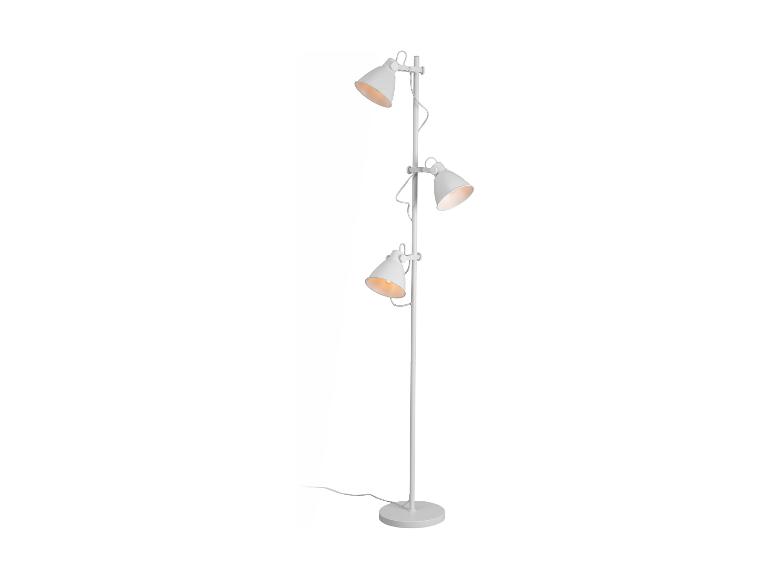 Un lampadaire blanc avec trois abat-jours.