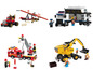 Un camion de pompiers, un fourgon de police, un camion avec une rampe et une pelle mécanique, tous construits avec des briques Lego.