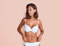 Une femme portant un soutien-gorge et une culotte blancs.