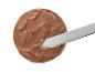 Chocolade icing op een ronde taart met een spatel.