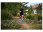 Een man rent trail in Salomon kleding en schoenen.