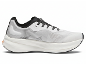 Witte en zwarte hardloopschoen met dikke zool en bovenwerk van gaas met patroon.