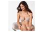 Femme assise sur une chaise, portant un soutien-gorge et une culotte beiges.