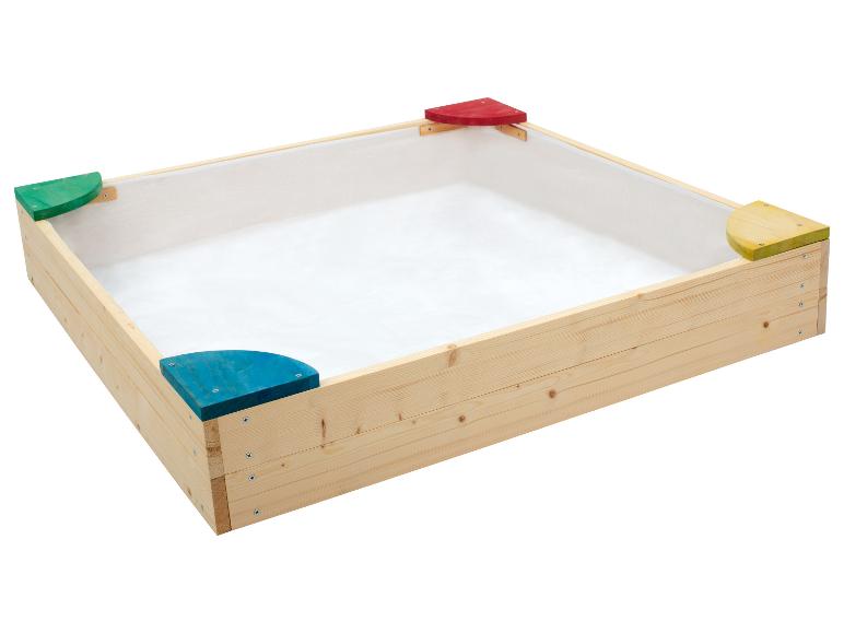 Houten zandbak met kleurrijke hoekzitjes