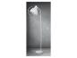 Un lampadaire blanc avec un abat-jour ajustable.