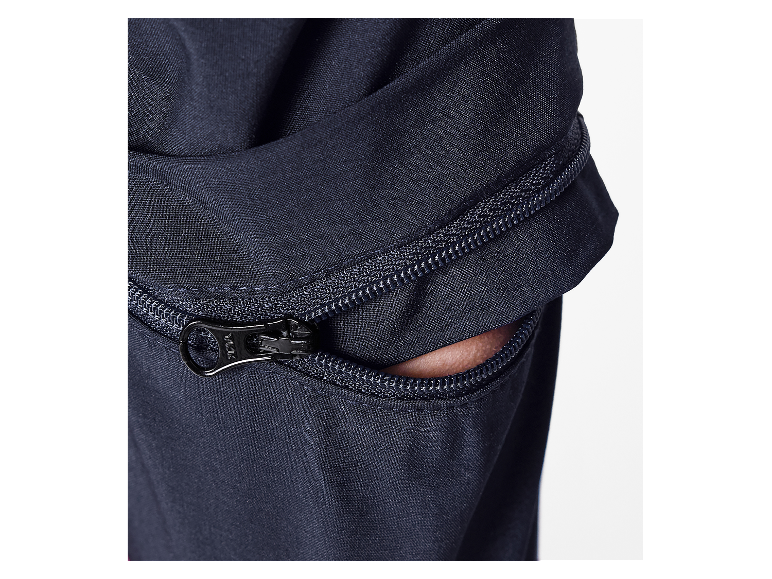 Fermeture éclair sur un pantalon de sport foncé.