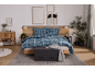 Chambre avec un lit en bois, une housse de couette à carreaux bleus et un pouf de rangement gris.