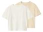 Deux t-shirts unis, un crème et un beige, superposés.