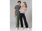 Man en vrouw dragen casual kleding, waaronder een gecamoufleerd overhemd en een licht roze T-shirt.